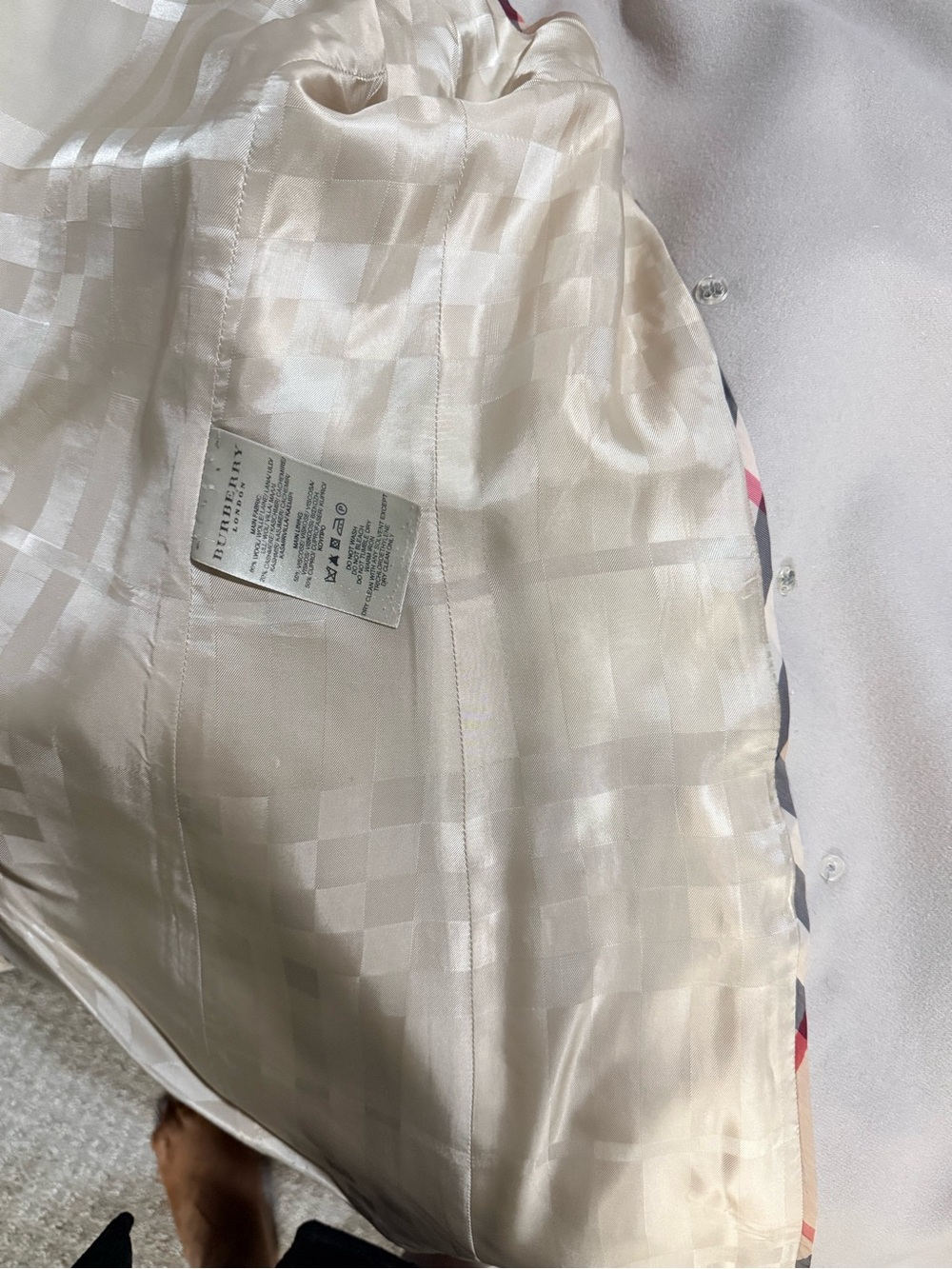 Burberry Beige Short Kensington Double-Breasted Trench Coat - Picture 12 of 13